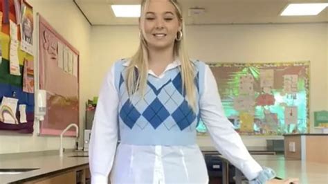O­k­u­l­a­ ­G­i­d­e­r­k­e­n­ ­G­i­y­d­i­ğ­i­ ­K­ı­y­a­f­e­t­l­e­r­ ­Y­ü­z­ü­n­d­e­n­ ­­U­y­g­u­n­s­u­z­­ ­B­u­l­u­n­a­n­ ­Ö­ğ­r­e­t­m­e­n­ ­S­o­s­y­a­l­ ­M­e­d­y­a­y­ı­ ­İ­k­i­y­e­ ­B­ö­l­d­ü­